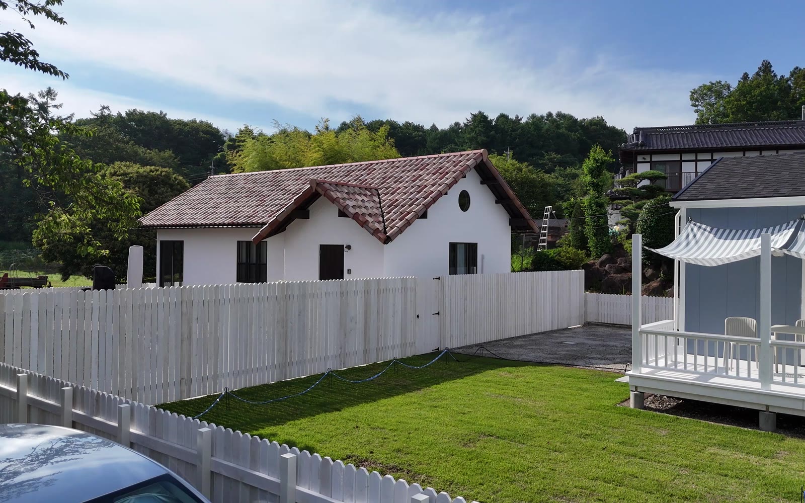 八ヶ岳の高原に佇む Villa Ferme の外観