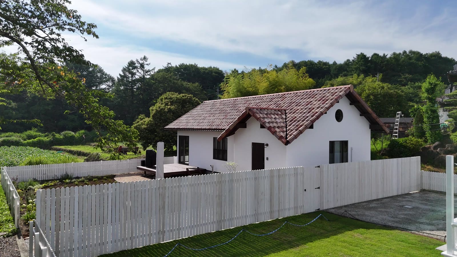 八ヶ岳のふもと、緑に囲まれた Villa Ferme の立地