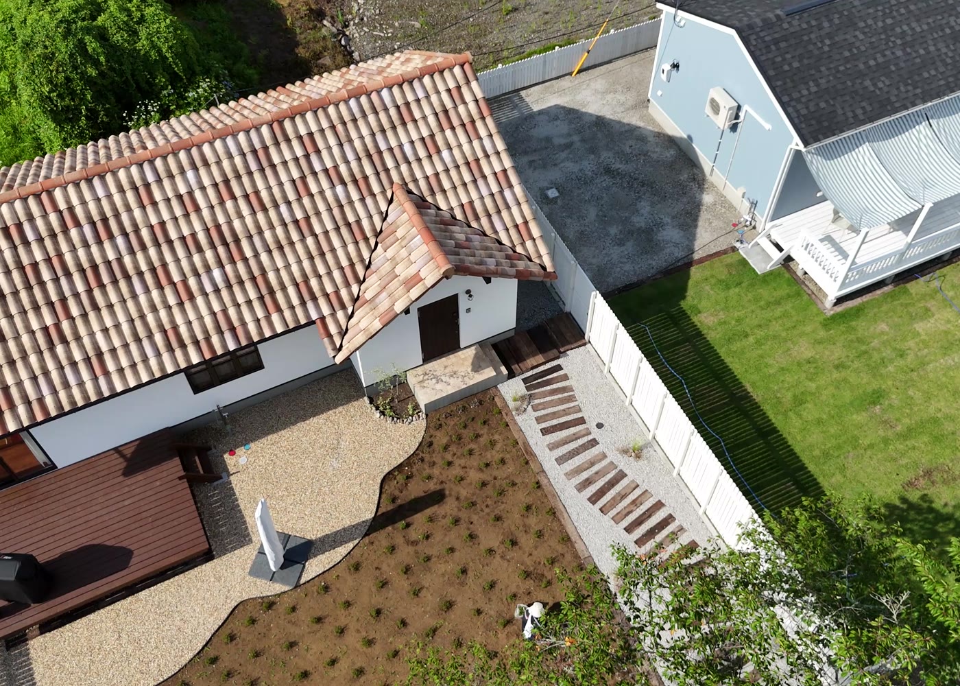 テラコッタ屋根とテラス、緑の庭に包まれた一棟貸しの Villa Ferme